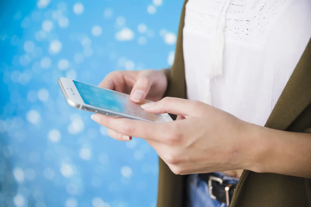 Hombre que recibe SMS
