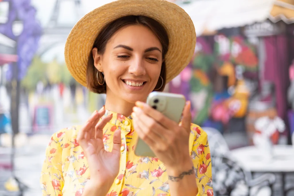 Mujer que envia un mensaje SMS