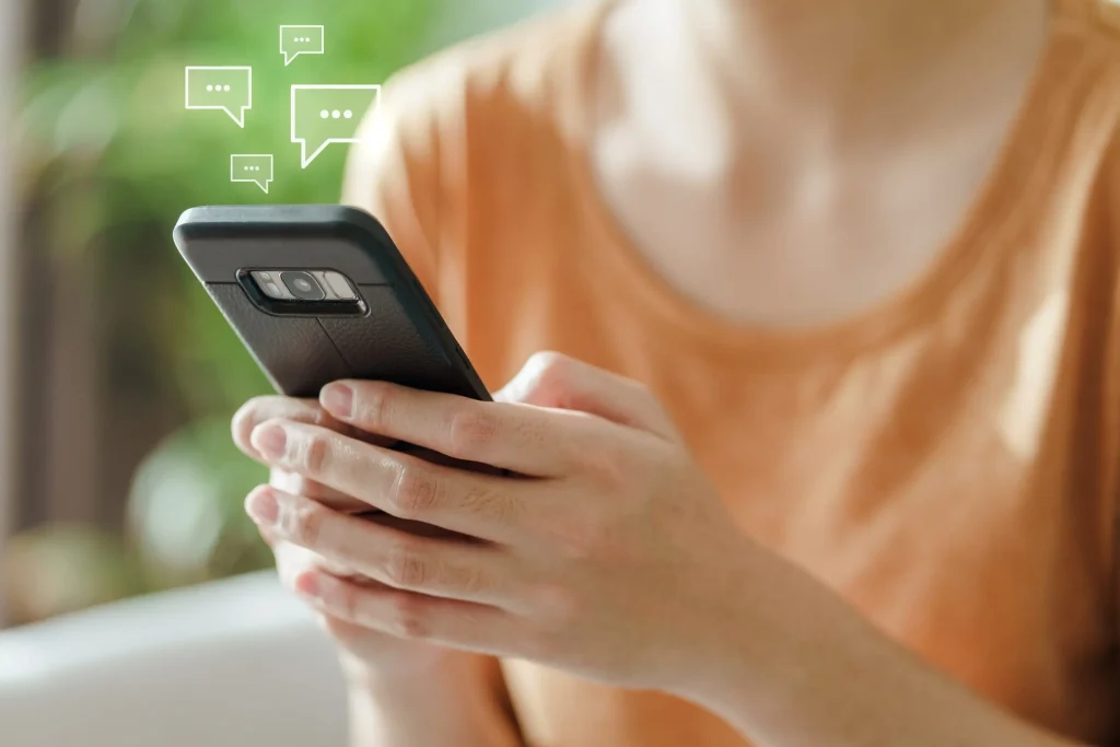 Mujer que utiliza el celular para recibir mensajes