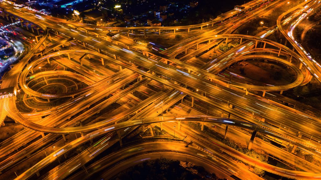 Vista aérea del tráfico en un gran cruce de autopistas