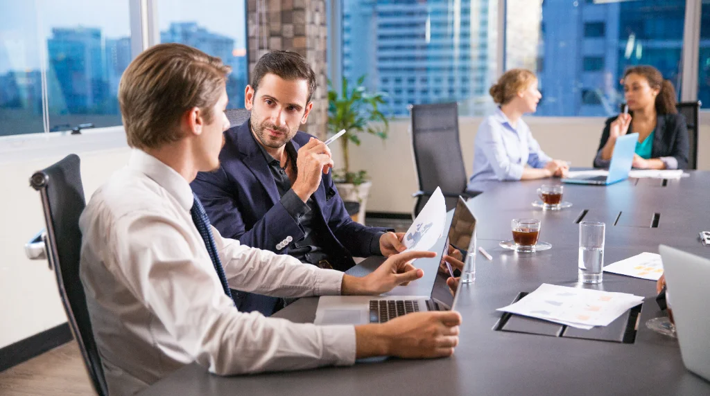 Equipo de profesionales colaborando en una oficina moderna