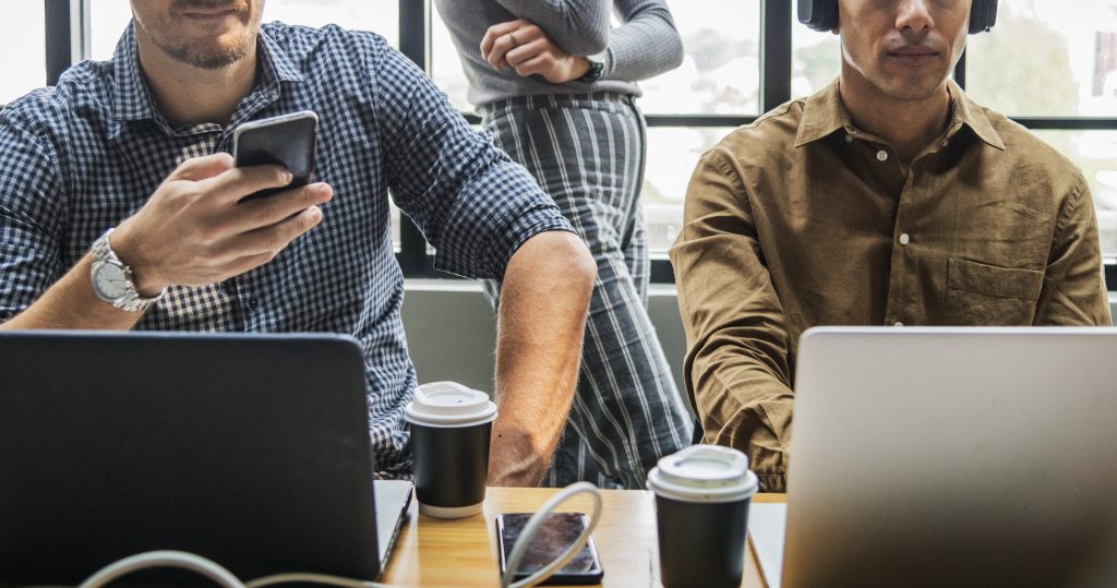 SMS por industria: casos de uso y ejemplos para 18 sectores en México