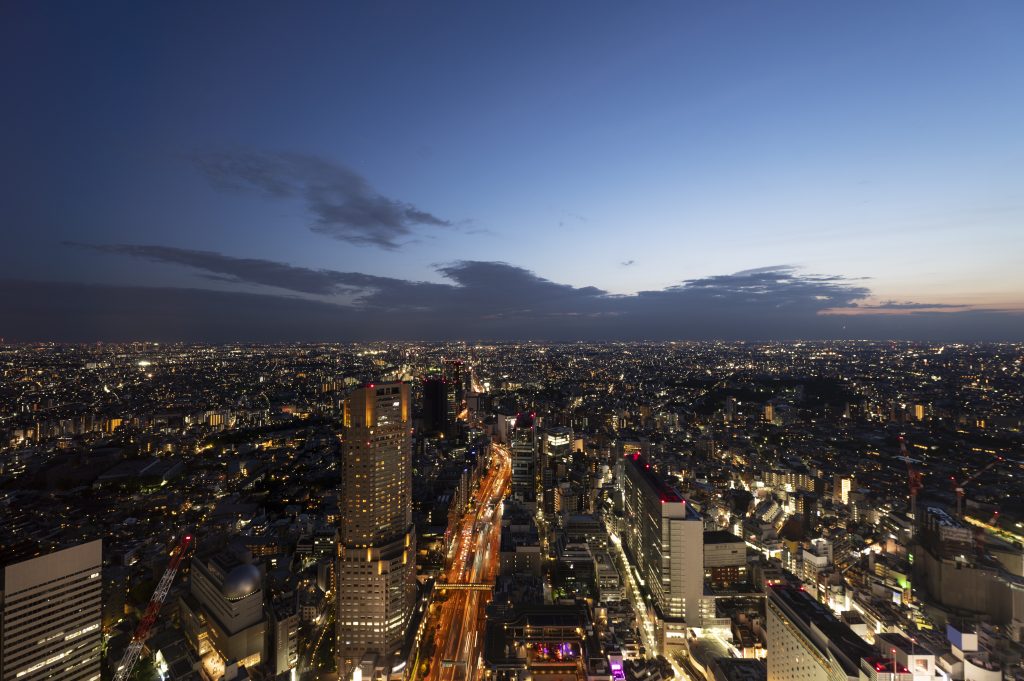 Vista aérea de una ciudad al atardecer