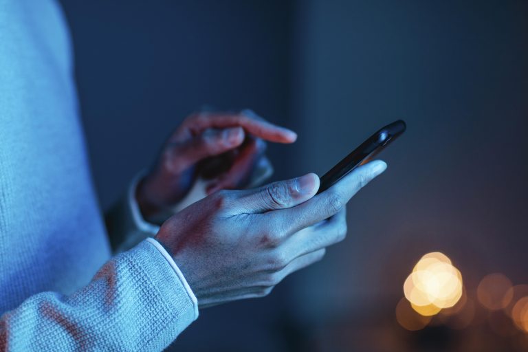 Persona revisa un mensaje con enlace en su teléfono