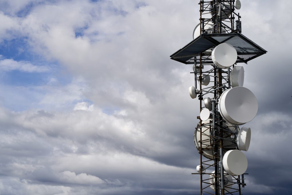 Torre de telecomunicaciones contra un cielo nublado