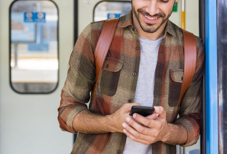 Celular en México: 103 millones de usuarios y 8 de cada 10 con prepago, según el INEGI Persona consulta su celular mientras viaja en transporte público