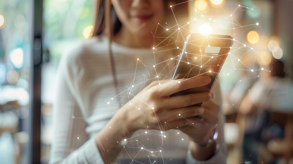 Mujer paga una compra en línea con su celular y una tarjeta