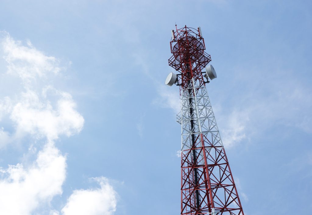 Antena de telecomunicaciones contra el cielo